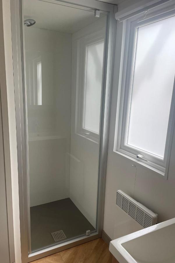 Chalet Op Camping Lauwersoog Met 3 Slaapkamers En Vaatwasser - Joycasa Eksteriør billede