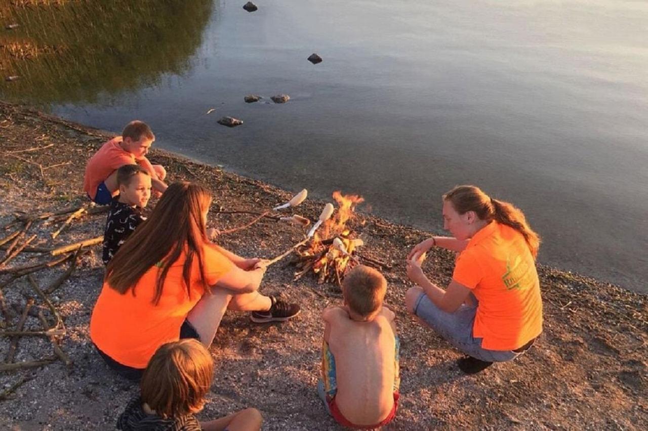 Chalet Op Camping Lauwersoog Met 3 Slaapkamers En Vaatwasser - Joycasa Eksteriør billede
